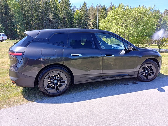 BMW iX 2 of 7
