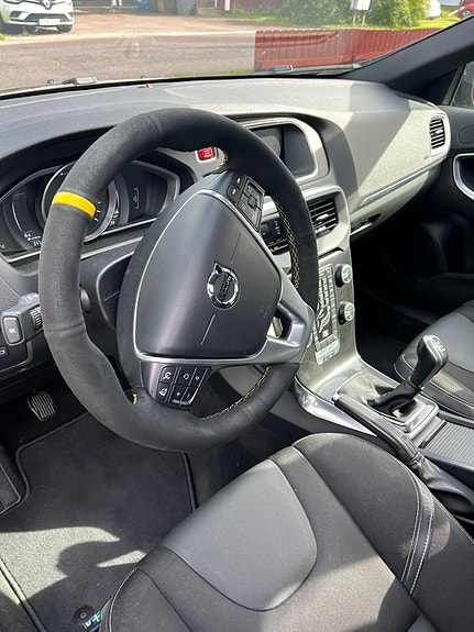 Volvo V40 2 of 9