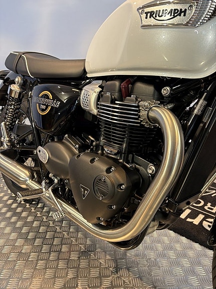 Triumph Bonneville T100 11 of 13