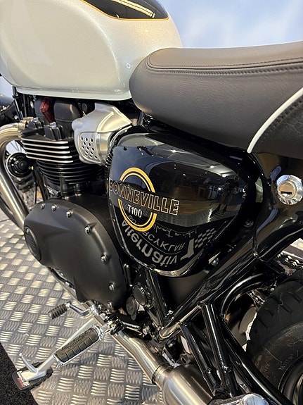Triumph Bonneville T100 12 of 13