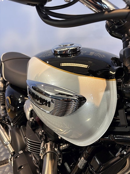 Triumph Bonneville T100 9 of 13