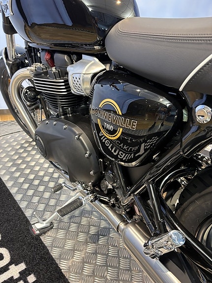 Triumph Bonneville T100 14 of 14