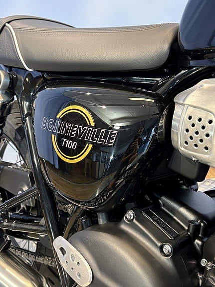 Triumph Bonneville T100 9 of 14