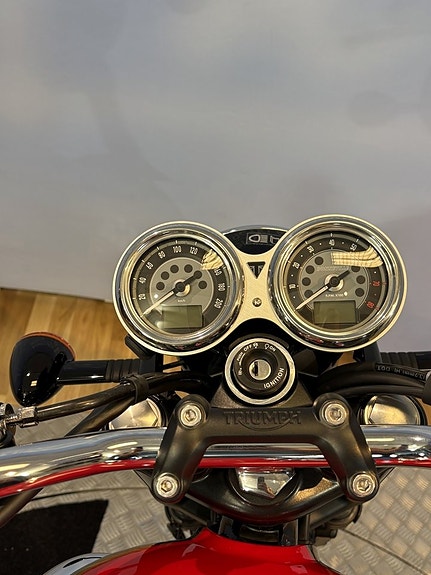 Triumph Bonneville T100 12 of 14