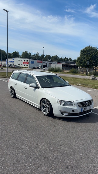 Volvo V70 2 of 7