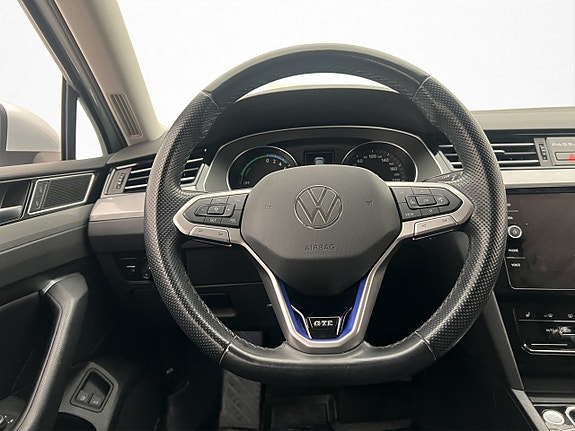 Volkswagen Passat 10 of 26