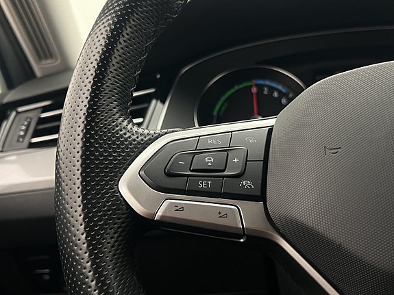 Volkswagen Passat 16 of 26