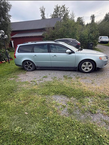 Volvo V70 2 of 8