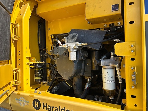 Komatsu PC 210 LC-11 13 of 24