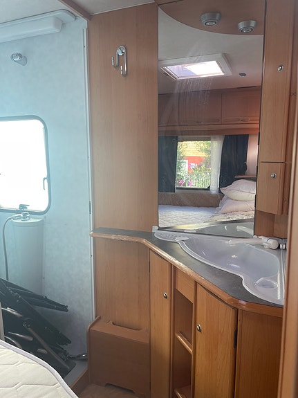 Adria Unica B 462 DP 4 of 7