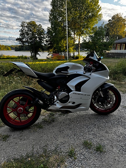 Ducati Panigale V2 955 4 of 27