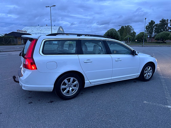 Volvo V70 2 of 4