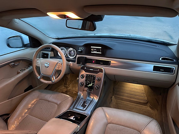 Volvo V70 3 of 4
