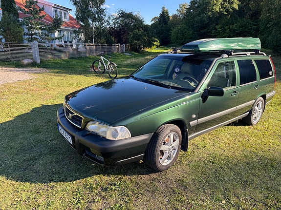 Volvo XC70 2 of 11