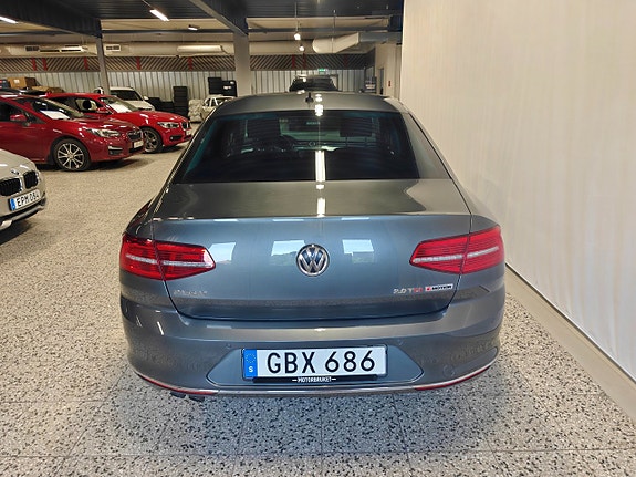 Volkswagen Passat 4 of 13