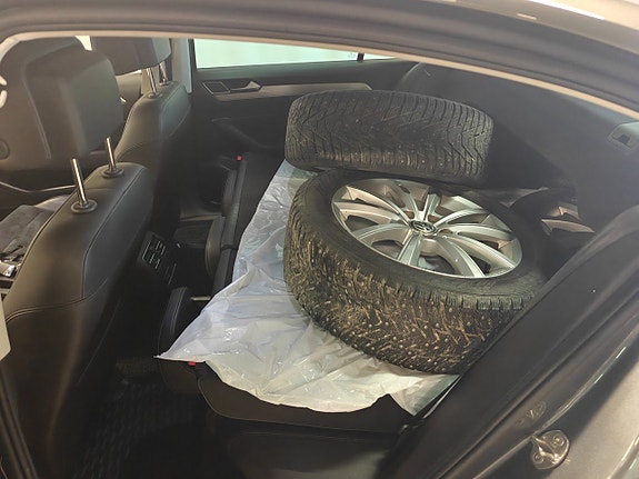 Volkswagen Passat 9 of 13