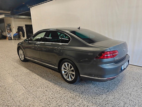 Volkswagen Passat 3 of 13