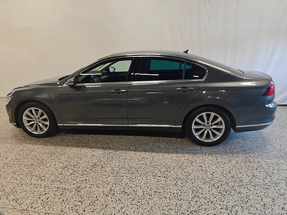 Volkswagen Passat 2 of 13