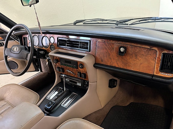 Jaguar XJ 16 of 22