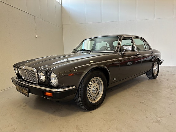 Jaguar XJ 5 of 22