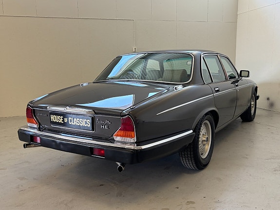 Jaguar XJ 7 of 22