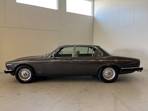 Jaguar XJ 4 of 22