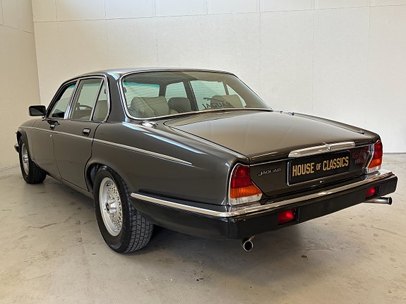 Jaguar XJ 9 of 22