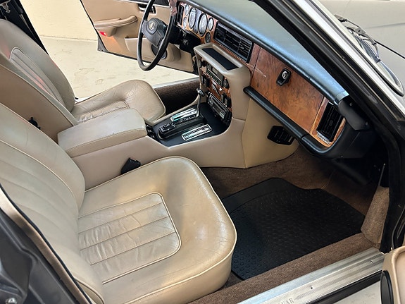 Jaguar XJ 15 of 22
