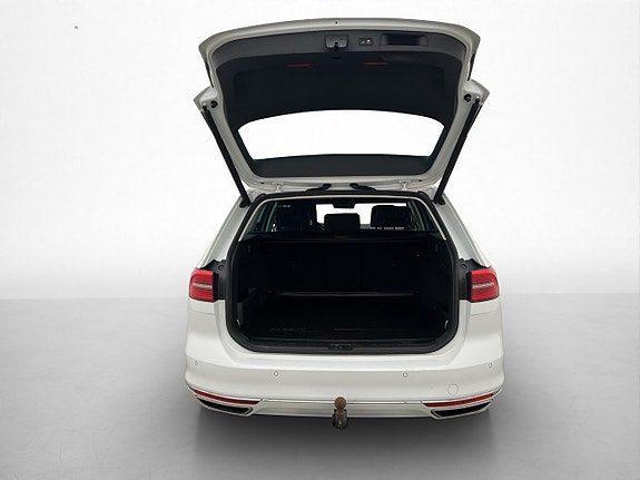 Volkswagen Passat 17 of 30