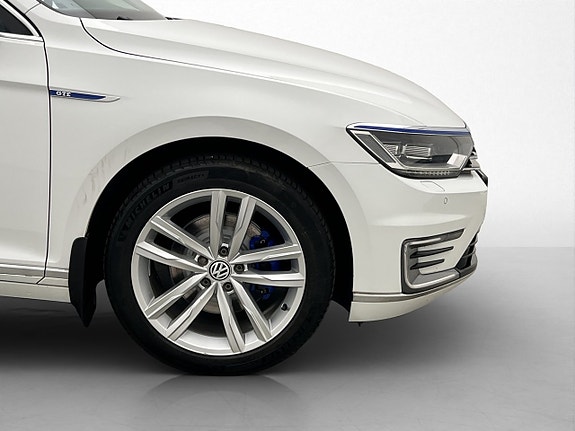 Volkswagen Passat 13 of 30