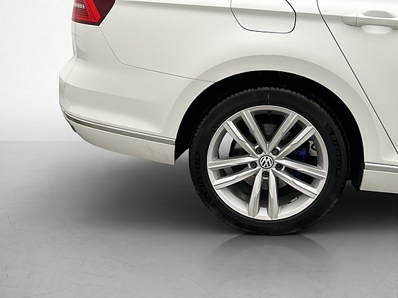 Volkswagen Passat 12 of 30