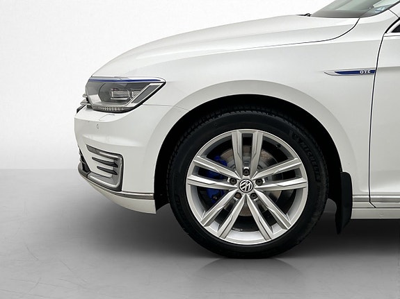 Volkswagen Passat 10 of 30