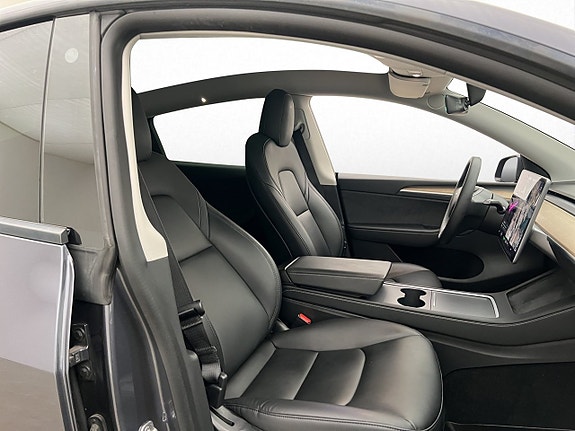 Tesla Model Y 27 of 30