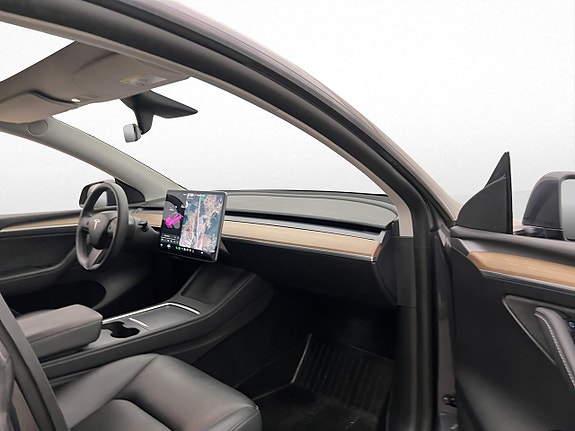 Tesla Model Y 28 of 30