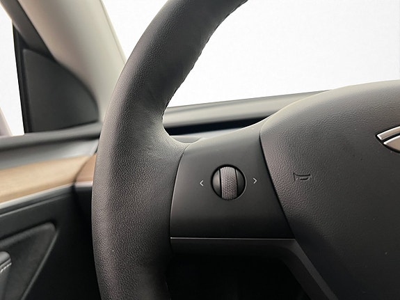 Tesla Model Y 16 of 30