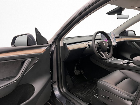 Tesla Model Y 11 of 30