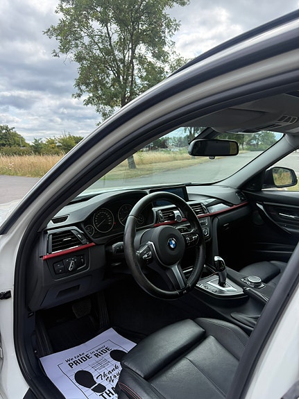 BMW 330d 4 of 6