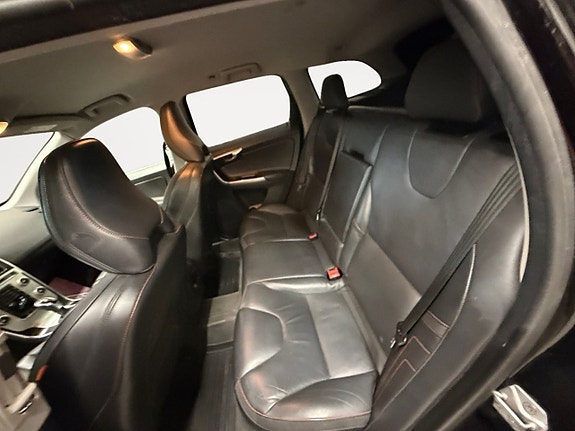 Volvo XC60 13 of 16