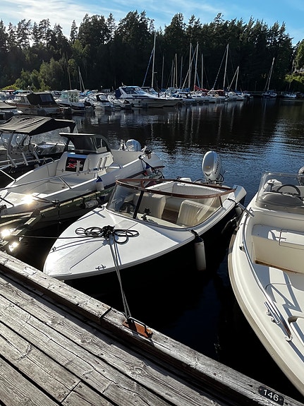 Klassisk liten motorbåt 5 of 6