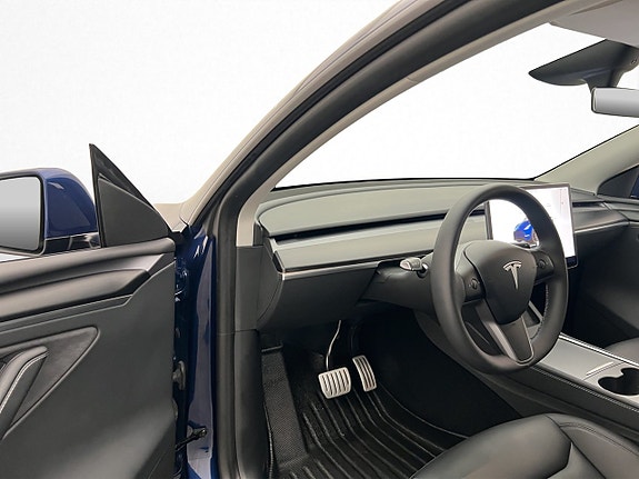 Tesla Model Y 11 of 30