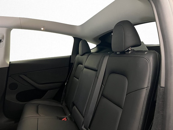 Tesla Model Y 27 of 30