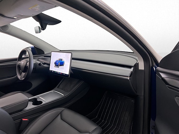 Tesla Model Y 26 of 30