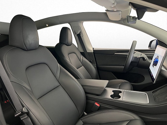 Tesla Model Y 25 of 30