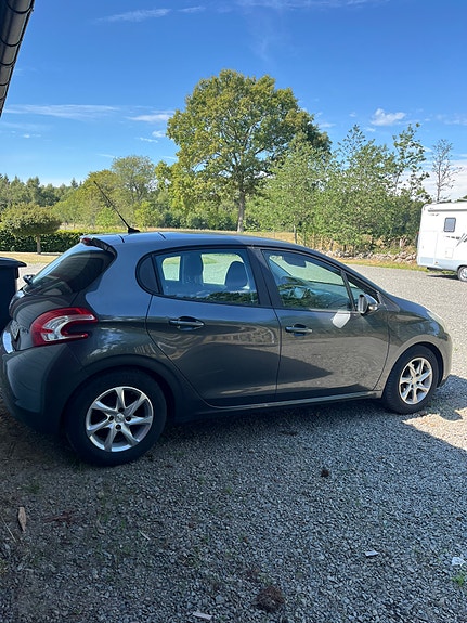 Peugeot 208 2 of 5