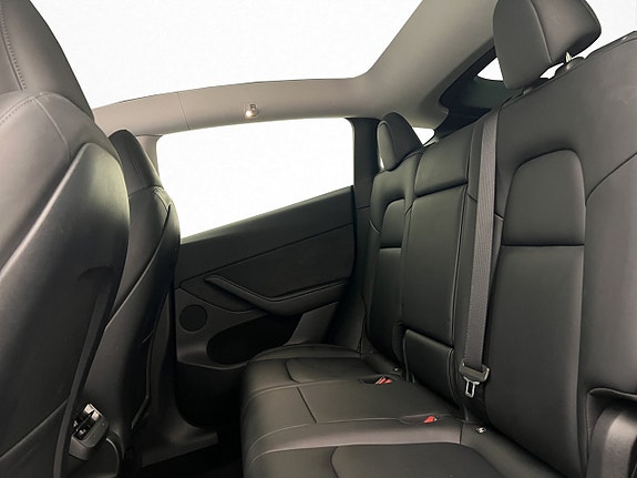 Tesla Model Y 24 of 30