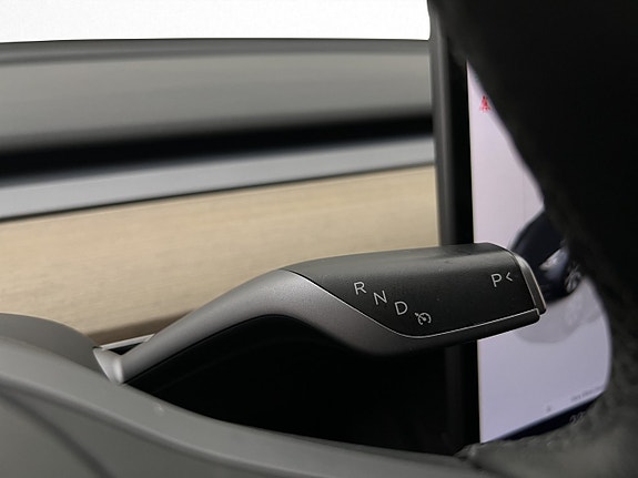 Tesla Model Y 25 of 30
