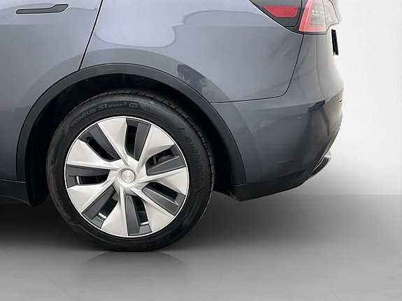 Tesla Model Y 29 of 30
