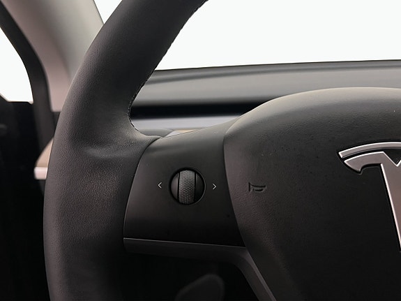 Tesla Model Y 26 of 30
