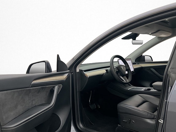 Tesla Model Y 10 of 30