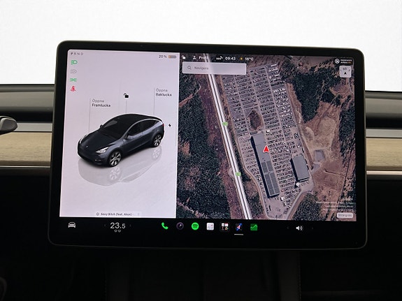 Tesla Model Y 16 of 30